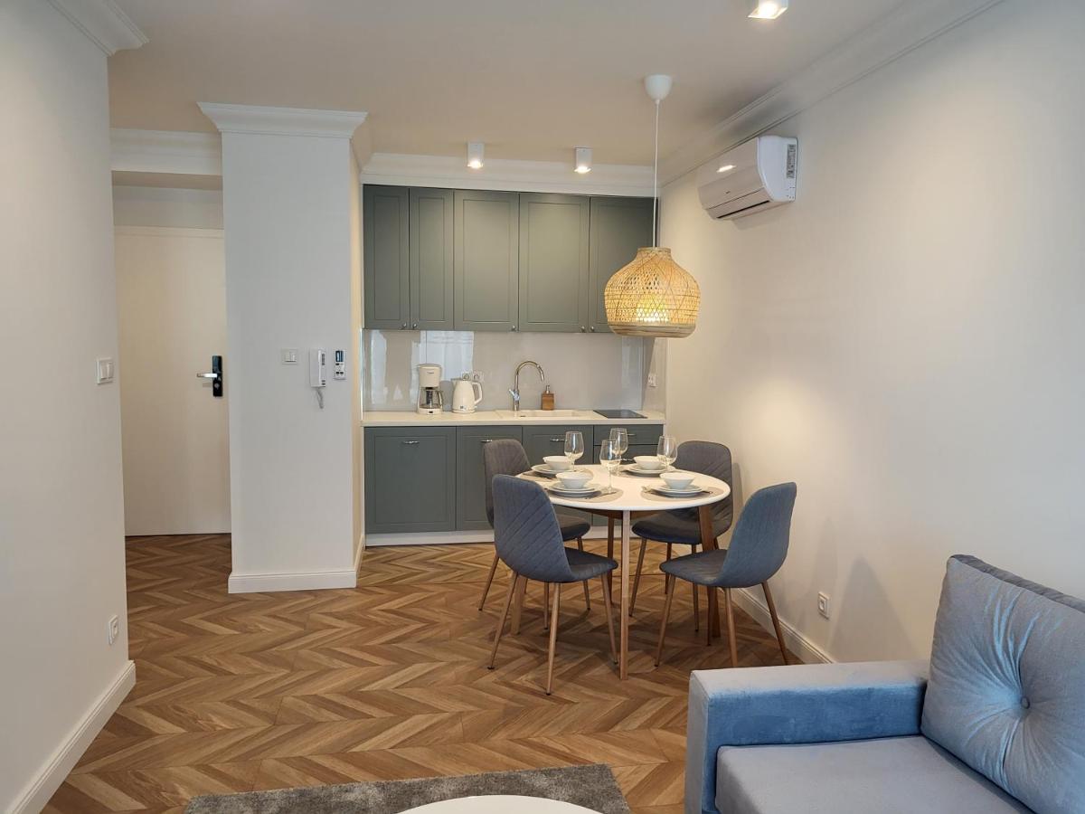 Westin House 131 Apartment *